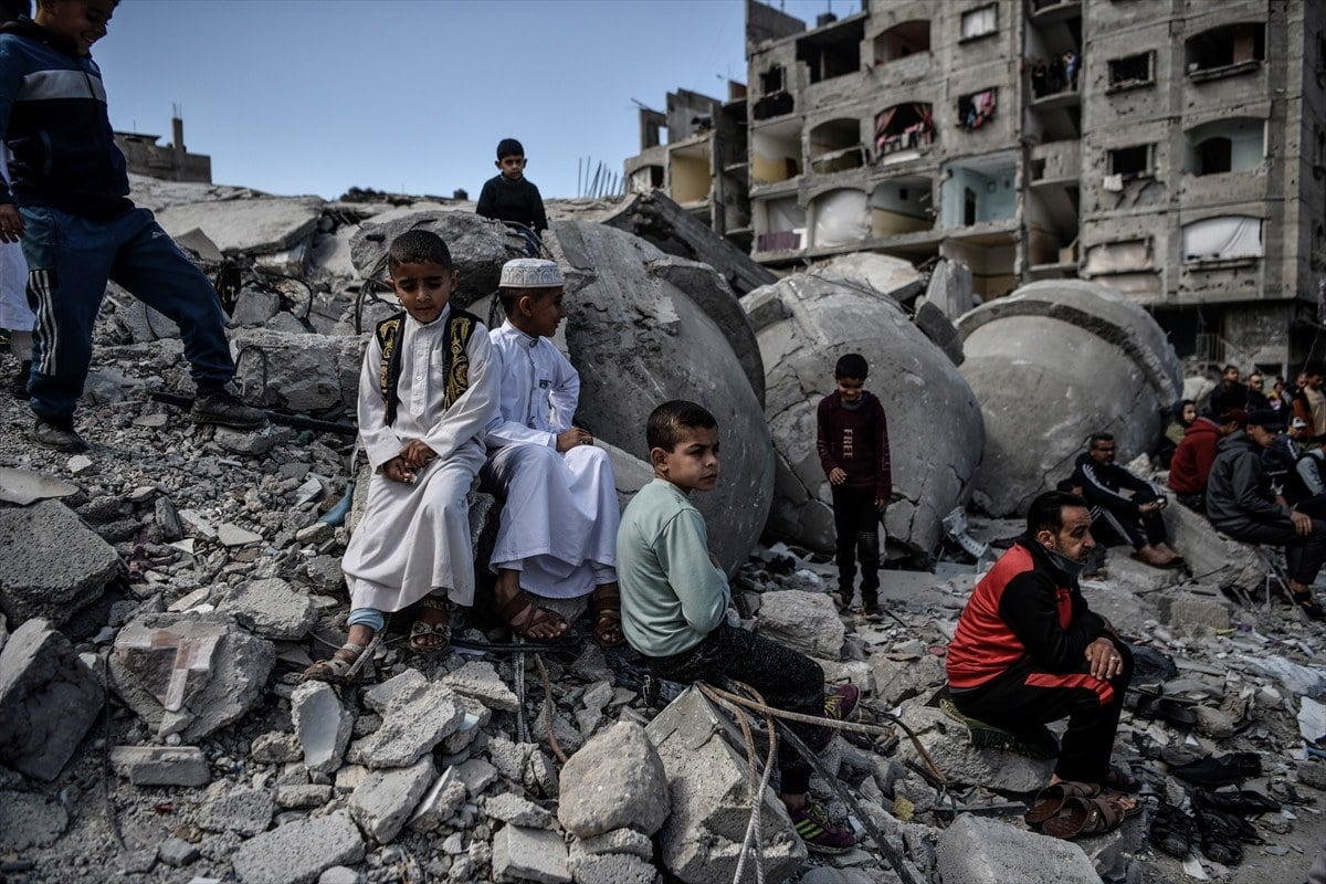 1710017138 310 Gazzede yikintilar arasinda cuma namazi