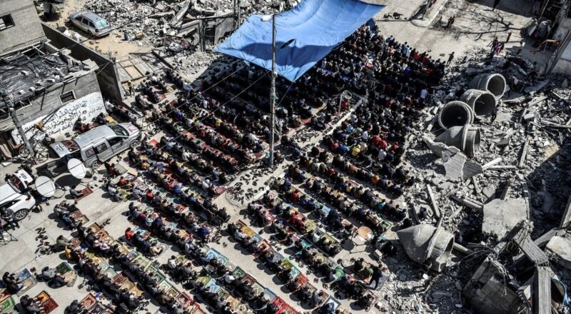 1710017139 Gazzede yikintilar arasinda cuma namazi