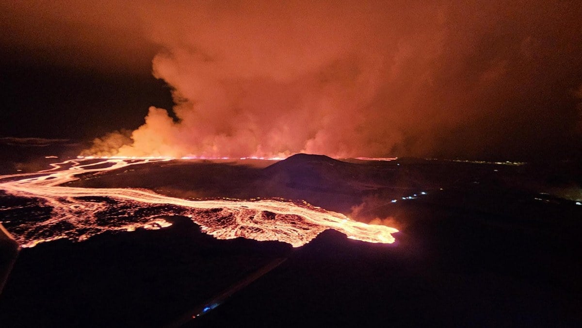 1710737771 291 Izlandada yanardag panigi Akan lavlar Grindavik sehrine yaklasiyor