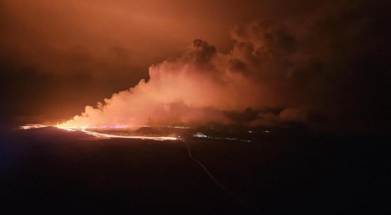 1710737773 Izlandada yanardag panigi Akan lavlar Grindavik sehrine yaklasiyor
