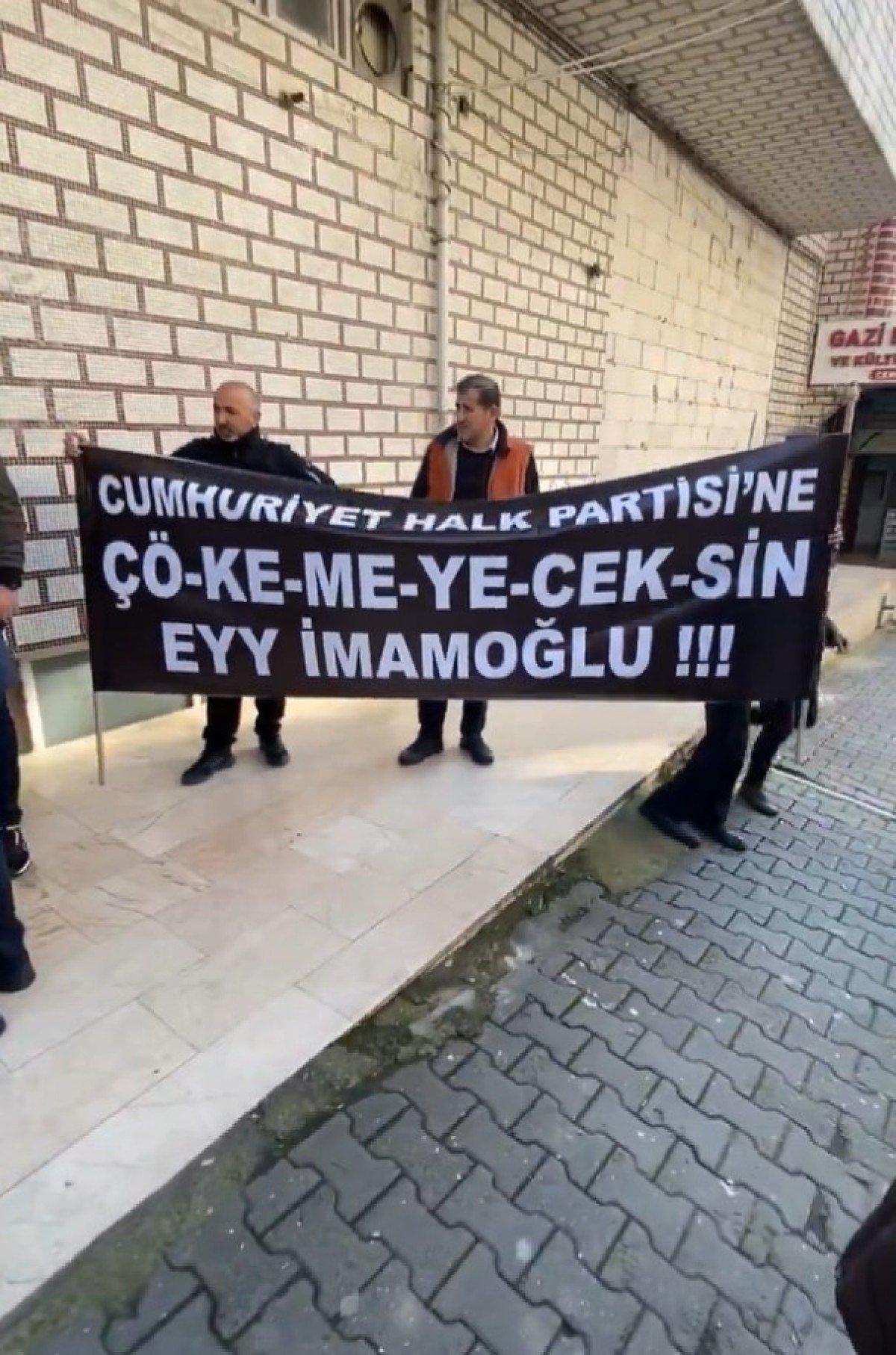 1711221043 19 Cemevi onunde toplanan CHPli grup Ekrem Imamoglunu protesto etti