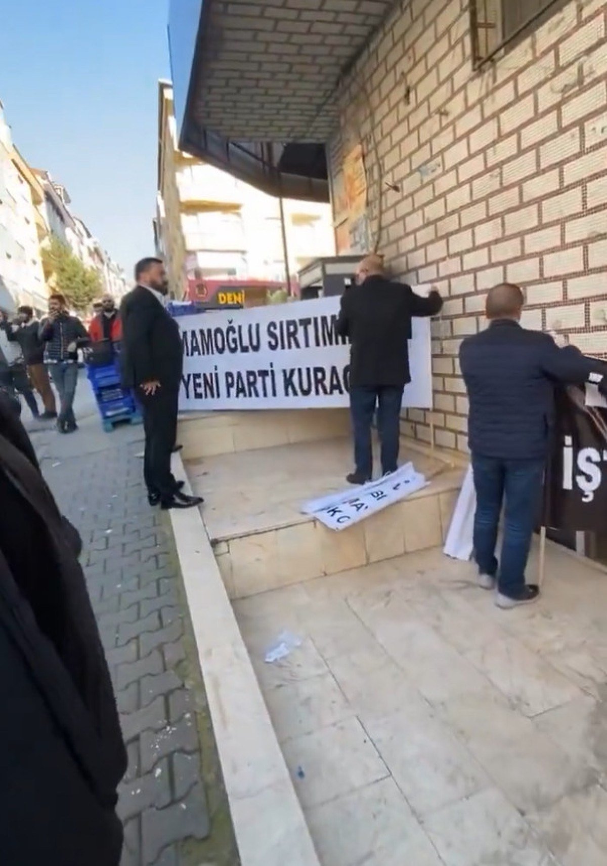 1711221043 919 Cemevi onunde toplanan CHPli grup Ekrem Imamoglunu protesto etti