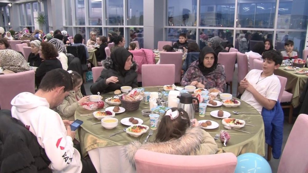 1711350783 710 Baskan Sadi Yazici yetim cocuklar icin iftar programi duzenledi