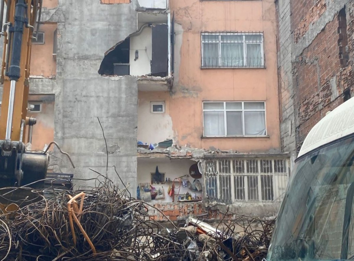 1711528141 263 Istanbulda kentsel donusum panigi Yan dairenin mutfak duvari yikildi