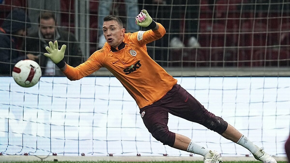 Fernando Muslera parmak isirtiyor Avrupada ucuncu sirada